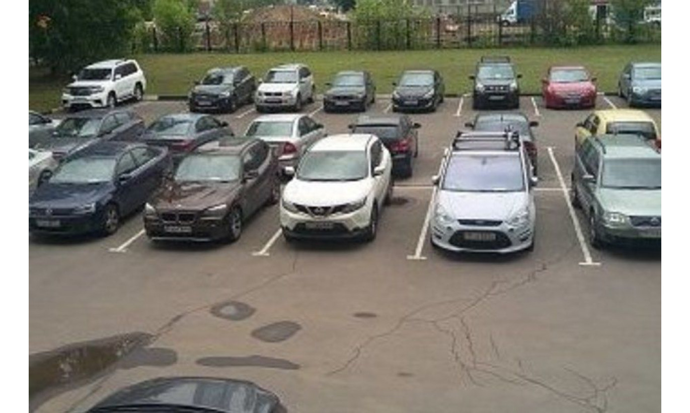 Две вместительные автостоянки