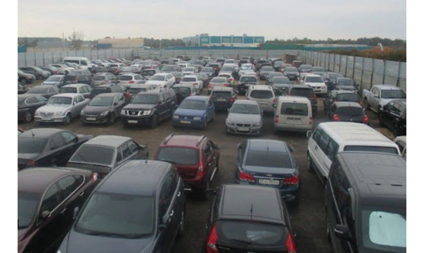 Две вместительные автостоянки