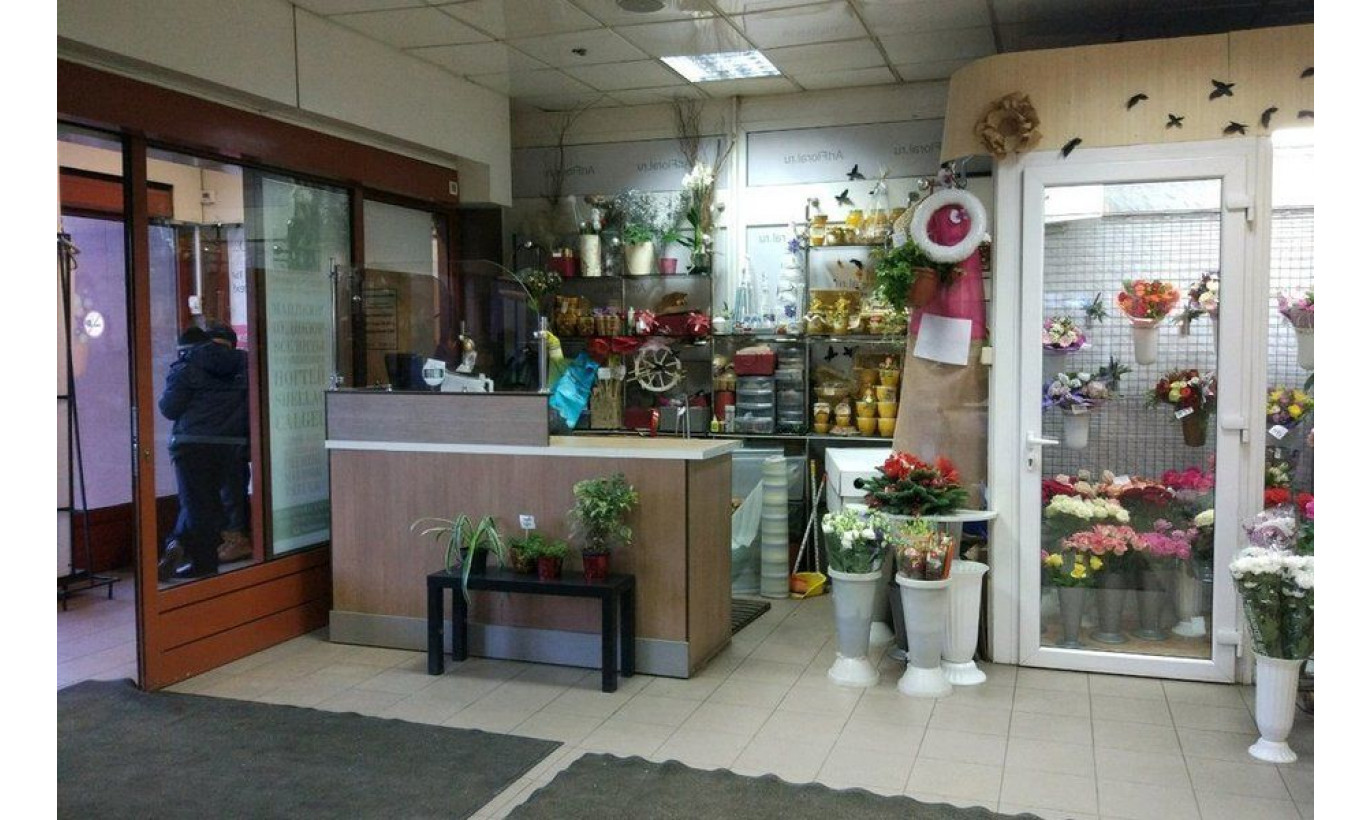 Магазин цветов с товарным остатком / У метро