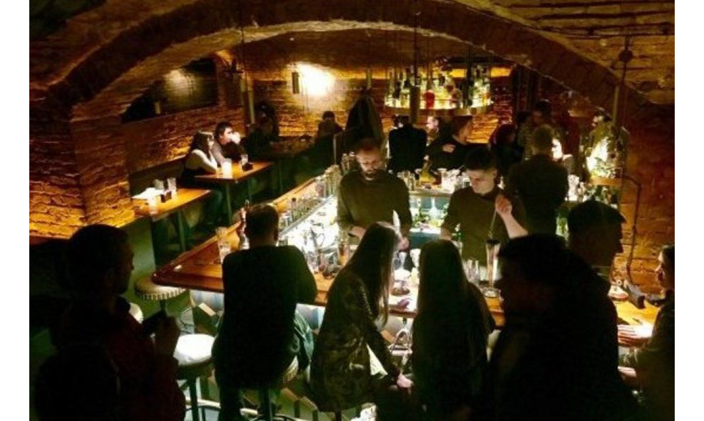 Бар с алкогольной лицензией в центре