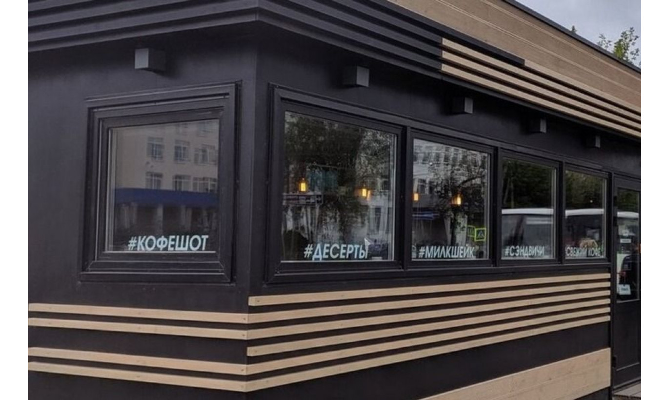 Кофейня у входа в ТЦ